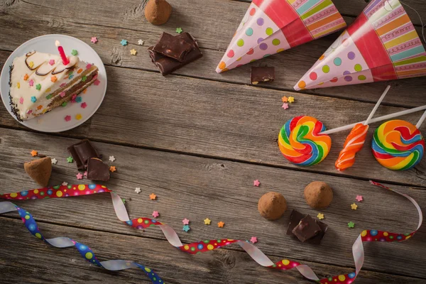 Decorazione di compleanno su sfondo di legno — Foto Stock