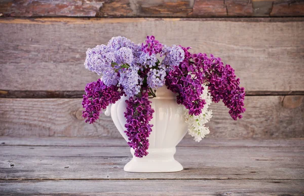 ライラックの開花枝のある静物 — ストック写真