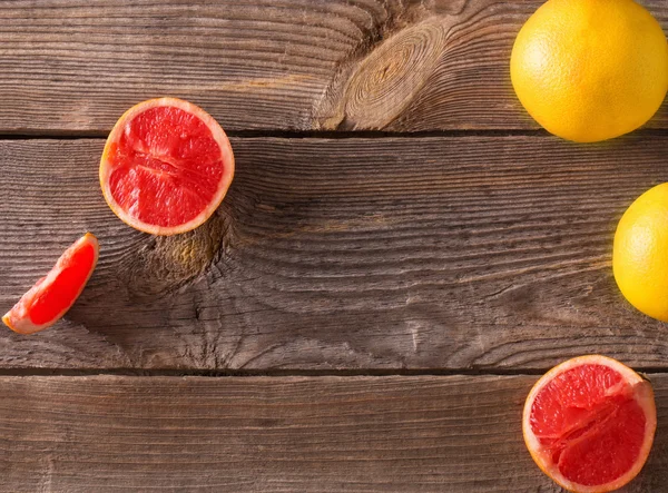 木制背景的成熟柚子 — 图库照片