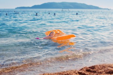 Deniz mavi suda oynayan mutlu çocuk. Yaz tatil c