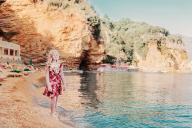 gün batımında sahilde kız