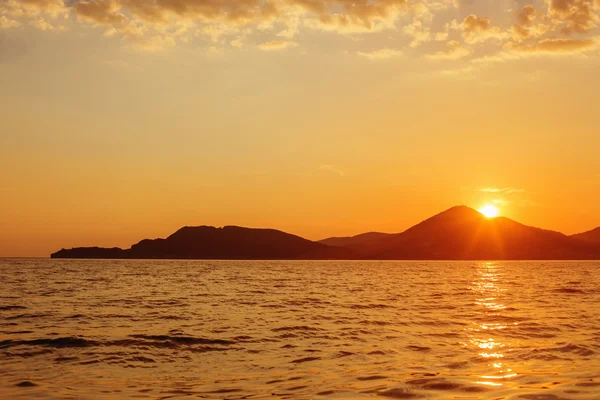 Blick auf den Sonnenuntergang mit Berg und Meer — Stockfoto