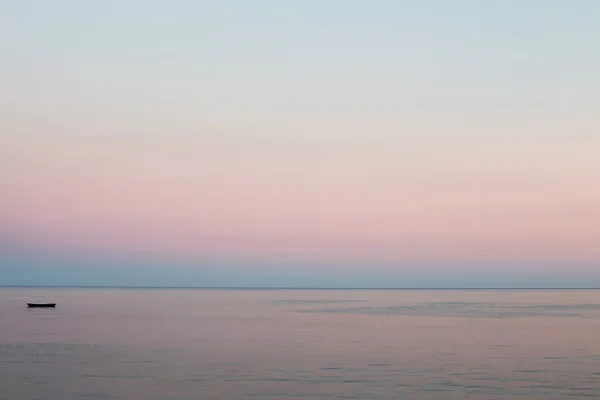 Friedlicher Morgen am Meer. zartrosa Farben des Sonnenaufgangs — Stockfoto