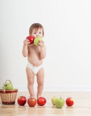 Elmalı kapalı şirin küçük bir çocuk portresi