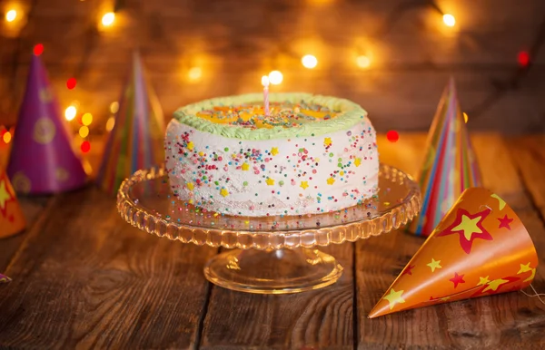 Праздничный торт на деревянном столе на светлом фоне — стоковое фото