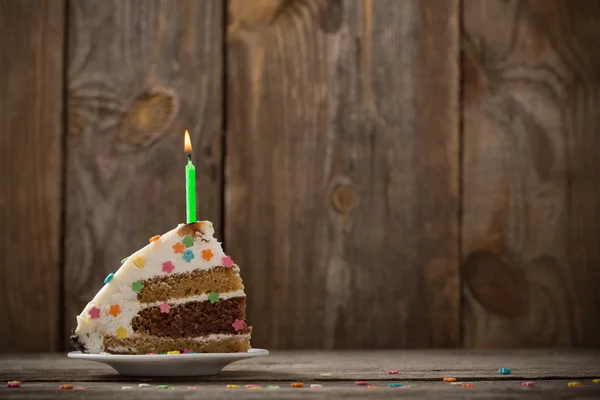 Születésnapi torta darab fából készült háttér — Stock Fotó