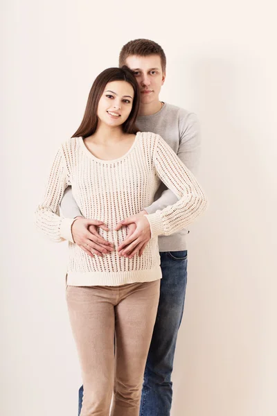 Pár se cítí dítě v děloze dohromady — Stock fotografie
