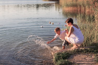 Anne ve oğlu Nehri üzerinde