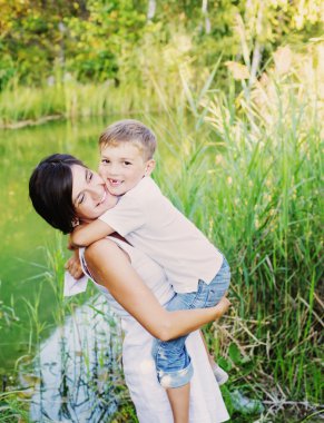 Anne ve oğlu açık sarılma