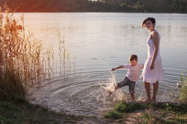 Anne ve oğlu Nehri üzerinde