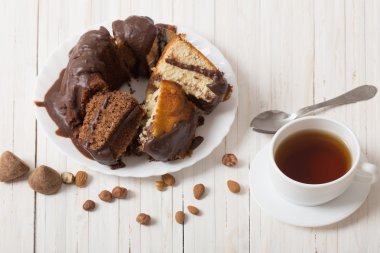 Eski ahşap zemin üzerine pasta