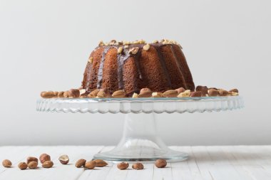 beyaz zemin üzerine pasta