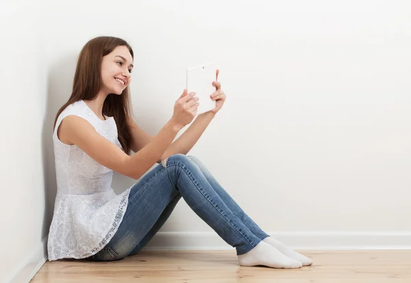 Happyt meisje met tablet binnen — Stockfoto