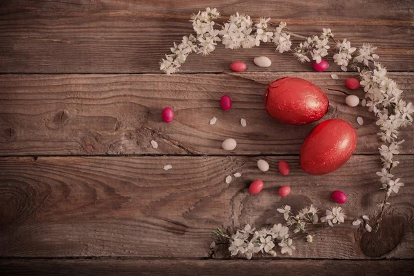 Schokolade Ostereier über Holz Hintergrund — Stockfoto