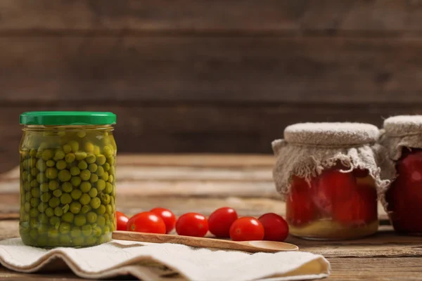 Frascos com legumes em conserva no fundo branco — Fotografia de Stock