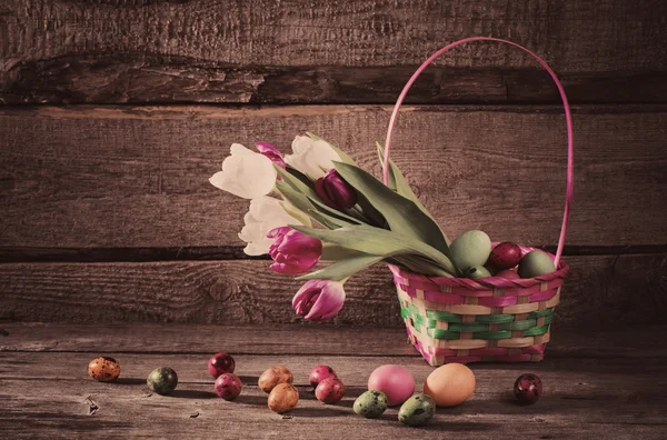 Fiori e uova di Pasqua su sfondo di legno — Foto Stock