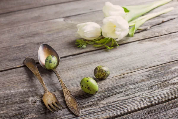 Tenedor de plata vintage y cuchara con huevos de Pascua en madera vieja —  Fotos de Stock