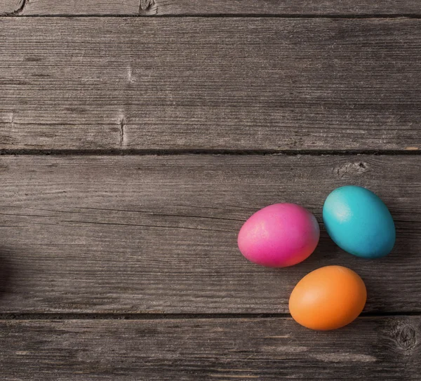 Uova di Pasqua su sfondo di legno — Foto Stock