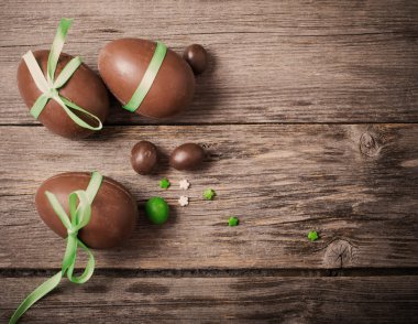 Tahta Arkaplanda Çikolatalı Paskalya Yumurtaları