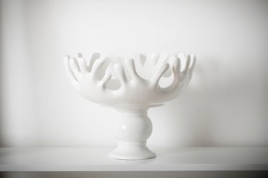 Beyaz bir arka plan üzerinde meyve vazo