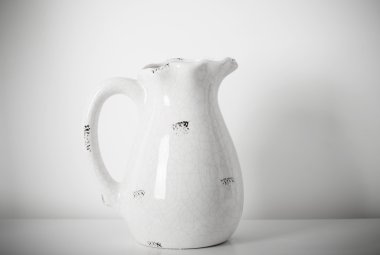 beyaz arkaplanda süt sürahisi