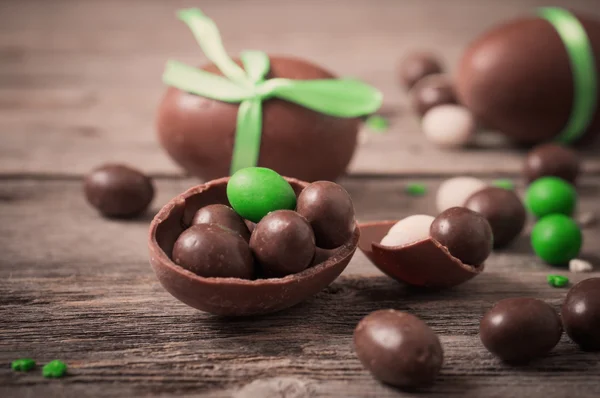 Chocolate Easter Eggs Over Wooden Background — Stock Photo, Image