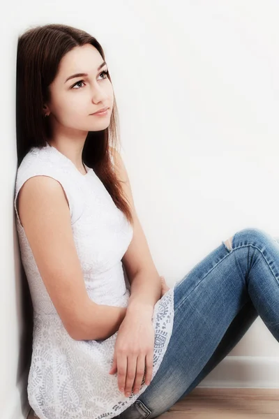 Tini lány portré fehér háttér — Stock Fotó