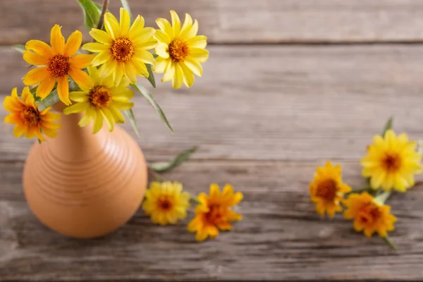 Stillleben mit gelben Blüten — Stockfoto