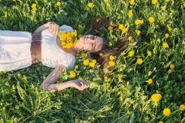 Genç kadın bir alan üzerinde