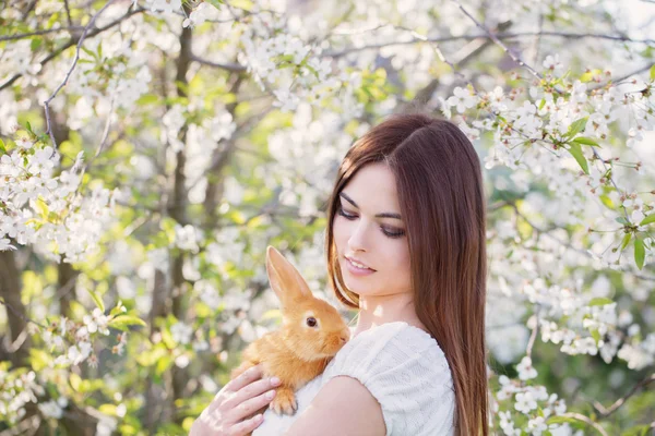 Tavşan olan güzel genç kadın — Stok fotoğraf