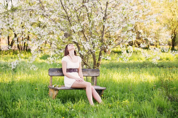 Menina bonita no jardim da primavera — Fotografia de Stock