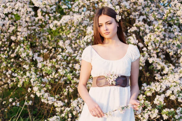 Belle jeune fille sur fond fleuri pommier — Photo