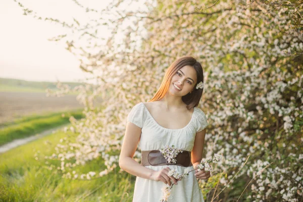 Hermosa joven sobre fondo floreciente manzano —  Fotos de Stock