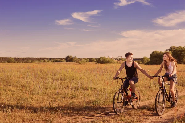 Jovem casal ter um passeio de bicicleta na natureza — Fotografia de Stock