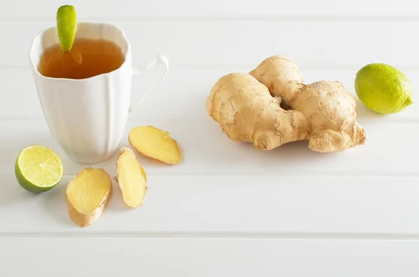 Thé au gingembre avec citron vert dans une tasse blanche — Photo