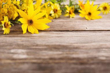 Ahşap arkaplanda çiçekler