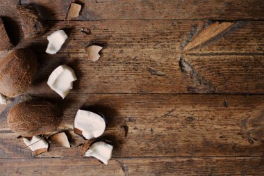 ahşap zemin üzerine Hindistan cevizi