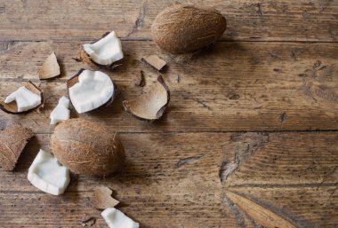 ahşap zemin üzerine Hindistan cevizi