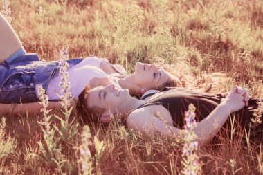 Genç çift rahatlatıcı bir yaz Park'ın bahçesinde