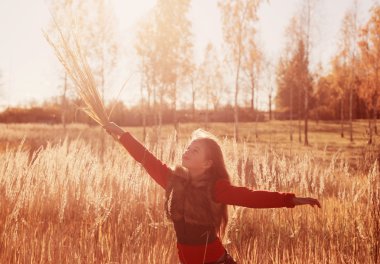 Sonbahar parkında güzel bir kız