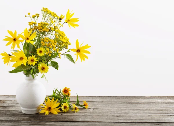 Flores em vaso na mesa de madeira — Fotografia de Stock