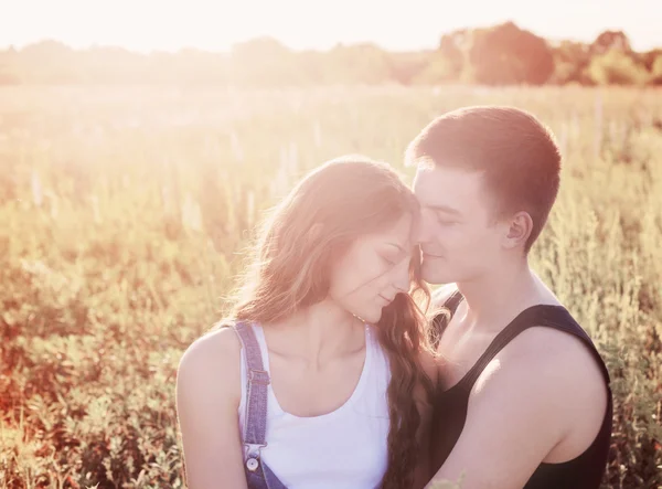 Feliz hermosa pareja al aire libre — Foto de Stock