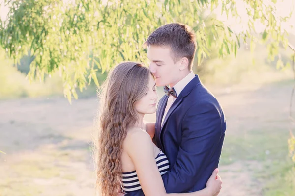 Beau jeune couple en plein air — Photo