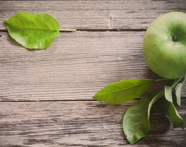 Groene appel op houten achtergrond — Stockfoto