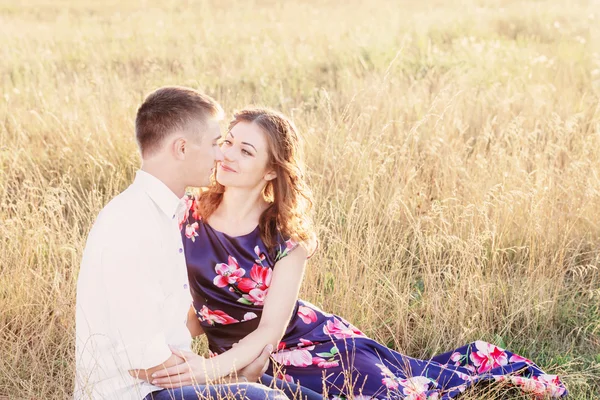 Jovem casal bonito ao ar livre — Fotografia de Stock