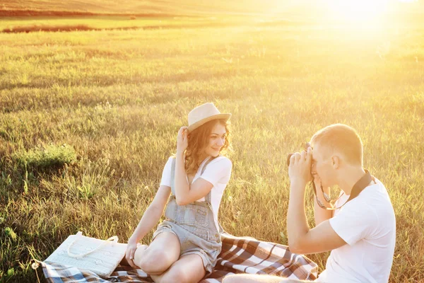 Casal feliz com câmera ao ar livre — Fotografia de Stock