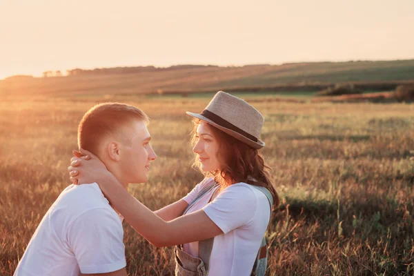 Jeune couple heureux en plein air — Photo