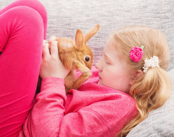 Fille avec lapin en plein air — Photo