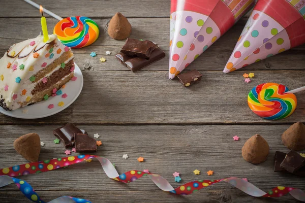 День рождения торт на деревянном фоне — стоковое фото