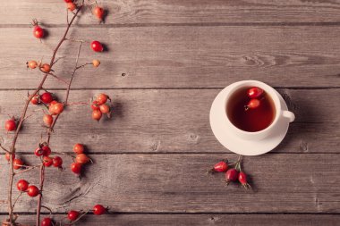 ahşap masa üzerinde hip Güllü çay